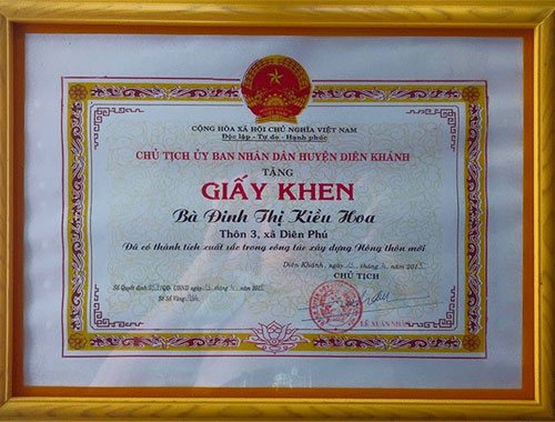 Bằng khen Hộ Kinh Doanh giỏi trao cho cô Đinh Thị Kiều Hoa - chủ trại gà Kiều Hoa